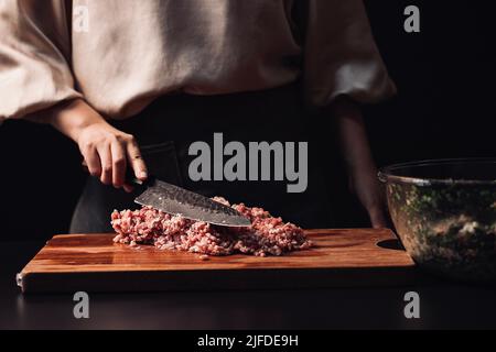 Gehacktes Schweinefleisch in Fleischfüllung, die traditionelle chinesische Küche drei frische Knödel Füllung Produktion - Stock Foto Stockfoto