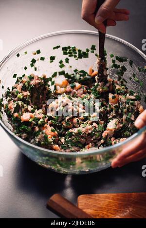 Würzen und Rühren, traditionelle chinesische Küche drei frische Knödel Füllung machen - Stock Foto Stockfoto