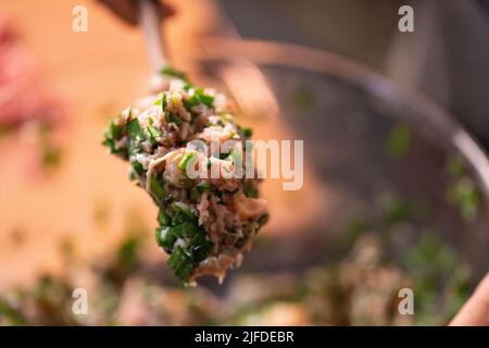 Würzen und Rühren, traditionelle chinesische Küche drei frische Knödel Füllung machen - Stock Foto Stockfoto