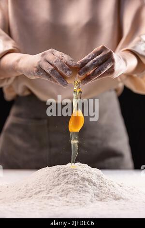 Hinzufügen von Eiern zu Mehl, die traditionelle chinesische Pasta Weizenfutter Prozess - Stock Foto Stockfoto