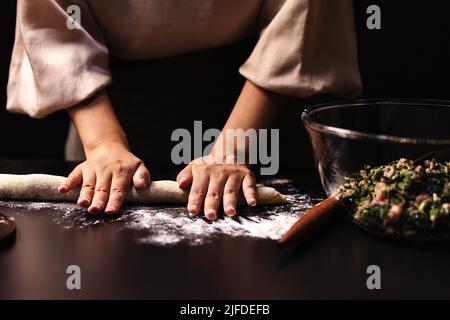 Rollen Sie den Teig lange, traditionelle chinesische Küche Knödel Prozess - Stock Foto Stockfoto