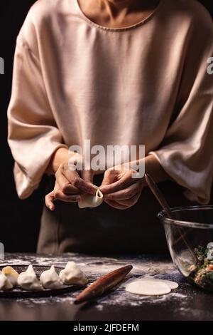 Wrapping Knödel, der Prozess der Herstellung von traditionellen chinesischen Essen Knödel - Stock Foto Stockfoto