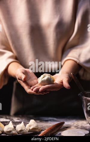 Vorführung der Knödel, Herstellung von traditionellen chinesischen Lebensmitteln – Stock photo Stockfoto