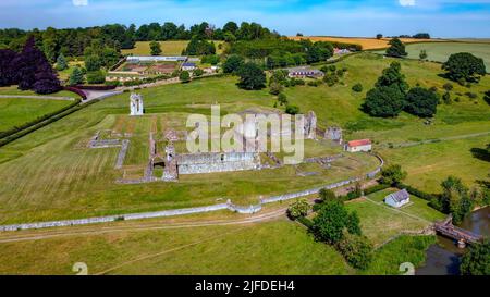 Luftaufnahme der Ruinen von Kirkham Priory im Ryedale District von North Yorkshire im Nordosten Englands. Die Ruinen von Kirkham Priory liegen an der Stockfoto