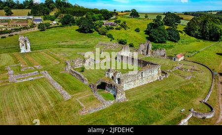 Luftaufnahme der Ruinen von Kirkham Priory im Ryedale District von North Yorkshire im Nordosten Englands. Die Ruinen von Kirkham Priory liegen an der Stockfoto