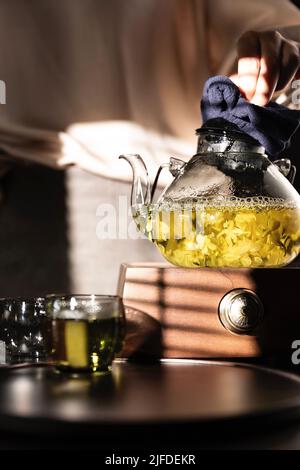 Teekünstler gießt reinen Jasmintee, ein traditionelles chinesisches Getränk - Stock photo Stockfoto