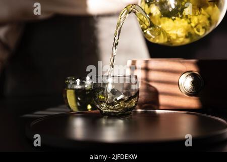 Teekünstler gießt reinen Jasmintee, ein traditionelles chinesisches Getränk - Stock photo Stockfoto