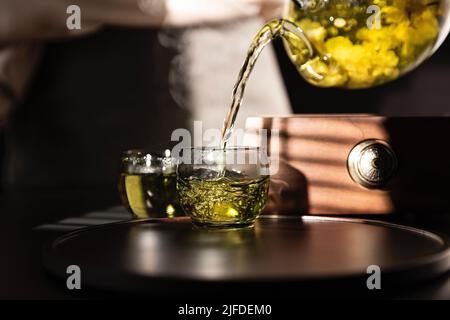 Teekünstler gießt reinen Jasmintee, ein traditionelles chinesisches Getränk - Stock photo Stockfoto
