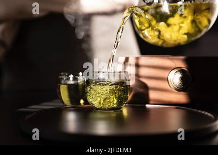 Teekünstler gießt reinen Jasmintee, ein traditionelles chinesisches Getränk - Stock photo Stockfoto