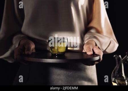 Teekünstler serviert reinen Jasmintee, ein traditionelles chinesisches Getränk - Stock photo Stockfoto