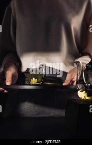 Teekünstler serviert reinen Jasmintee, ein traditionelles chinesisches Getränk - Stock photo Stockfoto