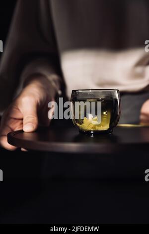 Teekünstler serviert reinen Jasmintee, ein traditionelles chinesisches Getränk - Stock photo Stockfoto