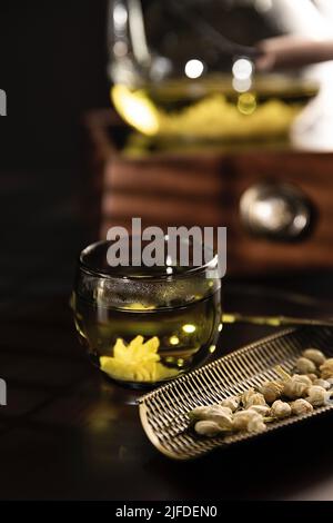 Durchtränkt aus reinem Jasmin und getrocknetem Tee, ein traditionelles chinesisches Getränk - Stockfoto Stockfoto
