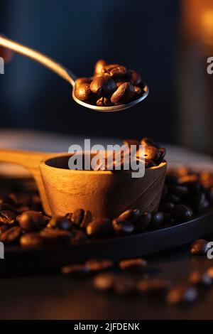 Auswahl und Servieren von Kaffeebohnen, Barista, der handgefertigten Kaffee zubereitet - Stockfoto Stockfoto