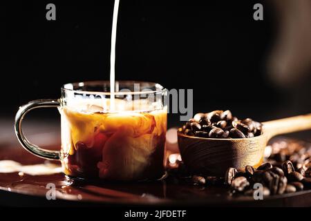 Iced Latte Kaffee, traditionelle handgemachte Kaffee machen Prozess - Stock Foto Stockfoto