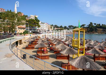 Ulcinj, Montenegro - 4. Juni 2022: Sandstrand in Ulcinj. Ulcinj ist die südlichste Stadt an der Küste von Mongolei. Stockfoto
