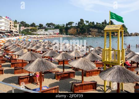 Ulcinj, Montenegro - 4. Juni 2022: Sonnenschirme und Liegestühle am Strand in Ulcinj. Ulcinj ist die südlichste Stadt an der Küste von Mongolei. Stockfoto
