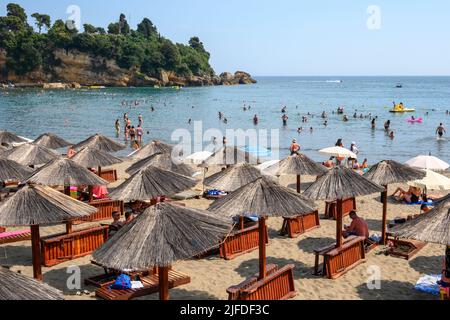 Ulcinj, Montenegro - 4. Juni 2022: Touristen am städtischen Strand in Ulcinj. Ulcinj ist die südlichste Stadt an der Küste von Mongolei. Stockfoto
