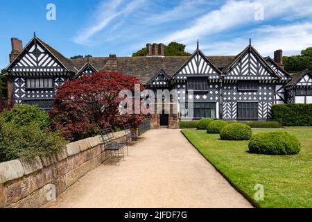 Speke Hall, ein holzgerahmtes Tudor-Herrenhaus in Speke, Liverpool, im Nordwesten Englands. Es ist eines der schönsten erhaltenen Beispiele dafür Stockfoto