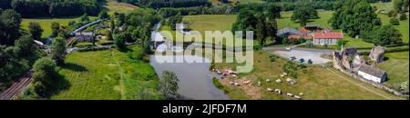 Luftaufnahme des Dorfes Kirkham und der Ruinen von Kirkham Priory im Ryedale District von North Yorkshire im Nordosten Englands. Die Ruinen von Ki Stockfoto