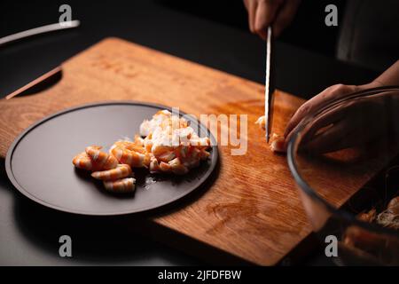 Chinesische traditionelle Küche drei frische Knödel Füllung Vorbereitung, frische Garnelen in Stücke geschnitten - Stock Foto Stockfoto