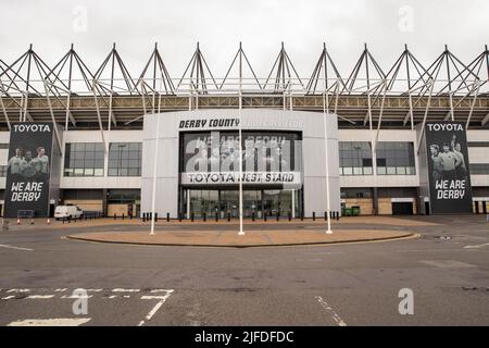 DERBY, Großbritannien, 2. Juli 2022, Gesamtansicht des Pride Park Stadions in Derby, nach der Nachricht, dass der Derby County Football Club vom lokalen Geschäftsmann David Clowes von Clowes Developments (UK) Ltd. Aus der Verwaltung gekauft wurde. , Kredit: Gareth Tibbles Stockfoto