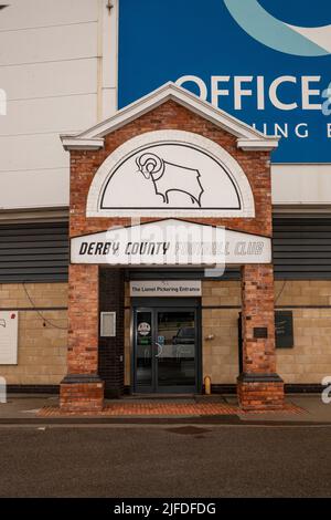 DERBY, Großbritannien, 2. Juli 2022, der Eingang von Lionel Pickering im Pride Park Stadium in Derby, nachdem bekannt wurde, dass der Derby County Football Club vom örtlichen Geschäftsmann David Clowes von Clowes Developments (UK) Ltd. Aus der Verwaltung gekauft wurde. , Kredit: Gareth Tibbles Stockfoto