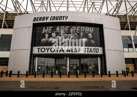 DERBY, Großbritannien, 2. Juli 2022, Gesamtansicht des Pride Park Stadions in Derby, nach der Nachricht, dass der Derby County Football Club vom lokalen Geschäftsmann David Clowes von Clowes Developments (UK) Ltd. Aus der Verwaltung gekauft wurde. , Kredit: Gareth Tibbles Stockfoto