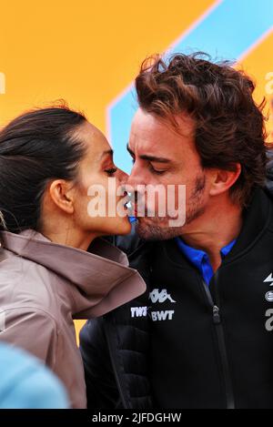 Silverstone, Großbritannien. 02.. Juli 2022. Fernando Alonso (ESP) Alpine F1 Team mit seiner Freundin Andrea Schlager (AUT) Journalistin. 02.07.2022. Formel 1 Weltmeisterschaft, Rd 10, Großer Preis Von Großbritannien, Silverstone, England, Qualifizierender Tag. Bildnachweis sollte lauten: XPB/Press Association Images. Quelle: XPB Images Ltd/Alamy Live News Stockfoto