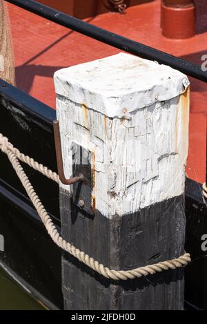 Enkhuizen, Niederlande. Juni 2022. Nahaufnahme eines hölzernen Verankerungs-Pfostens. Hochwertige Fotos Stockfoto