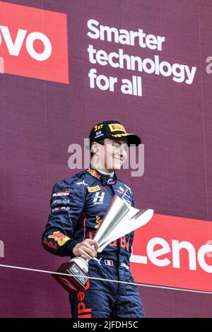 Silverstone, Großbritannien. 02.. Juli 2022. HADJAR Isack (Fra), Hitech Grand Prix, Dallara F3, Portrait Podium während des Rennens 4. der FIA Formel-3-Meisterschaft 2022, auf dem Silverstone Circuit, vom 1. Bis 3. Juli 2022 in Silverstone, Großbritannien - Foto Florent Gooden / DPPI Credit: DPPI Media/Alamy Live News Stockfoto