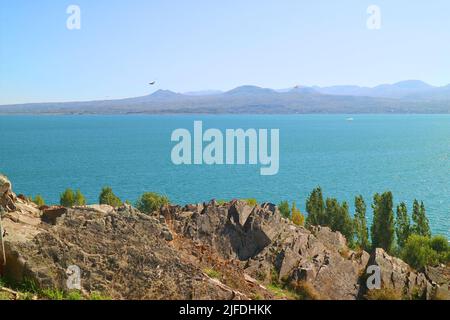 Herrlicher Blick auf den Sevan-See, den zweitgrößten Süßwassersee der Welt in der armenischen Provinz Gegharkunik Stockfoto