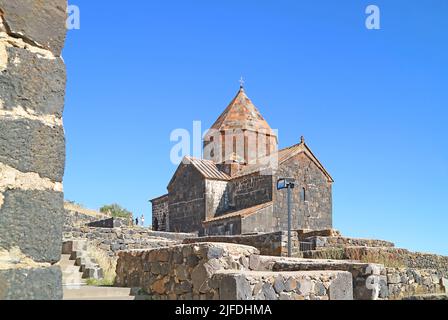 Sevanawank Kloster Komplex auf der Klippe mit Blick auf den See Sevan, Provinz Gegharkunik von Armenien Stockfoto