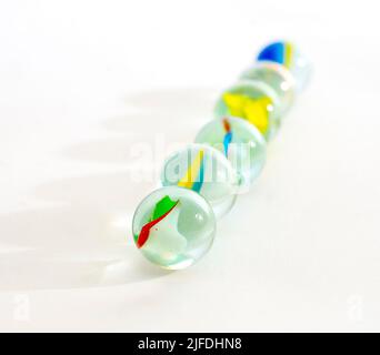 Nahaufnahme des Ateliers aus Glas und Marmor auf Weiß. Stockfoto