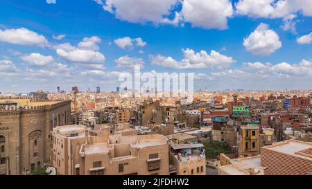Luftbild von Kairo, Ägypten mit alten Gebäuden und einem Teil der Al Rifai Moschee Stockfoto