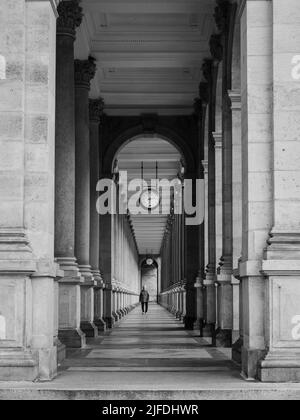 Karlovy Vary, Böhmen, Tschechische Republik - Mai 27 2022: Korridor am Portikus der Mühlenkolonnade oder Mlynska Kolonada. Stockfoto