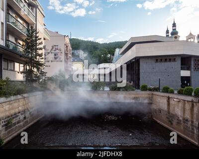 Karlovy Vary, Bohemia, Tschechische Republik - Mai 27 2022: Kolonnade des Flusses Tepla und der heißen Quellen oder Vridelni Kolonada in Karlsbad. Stockfoto