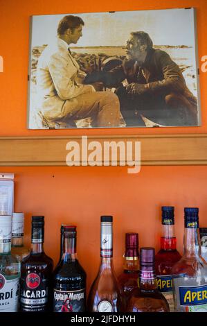 Das Innere einer Bar, in der Nähe von Szenen aus Zorba dem Griechischen gedreht wurden, auf Kreta Stockfoto