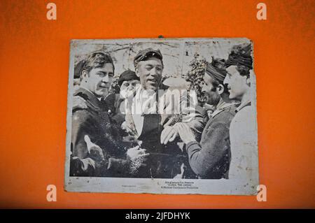 Das Innere einer Bar, in der Nähe von Szenen aus Zorba dem Griechischen gedreht wurden, auf Kreta Stockfoto