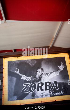 Das Innere einer Bar, in der Nähe von Szenen aus Zorba dem Griechischen gedreht wurden, auf Kreta Stockfoto