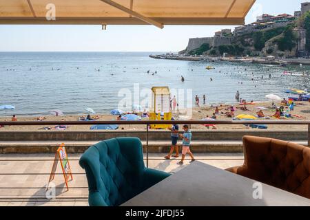 Ulcinj, Montenegro - 4. Juni 2022: Stadtstrand von Ulcinj vom Restaurant aus gesehen Stockfoto