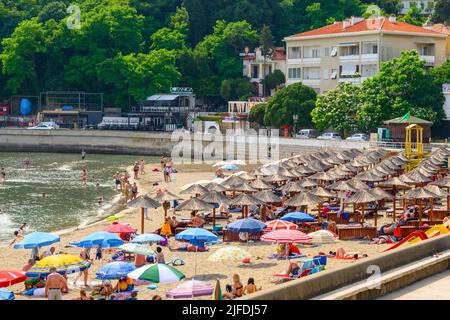 Ulcinj, Montenegro - 4. Juni 2022: Touristen am Stadtstrand in Ulcinj. Ulcinj ist die südlichste Stadt an der Küste von Mongolei. Stockfoto