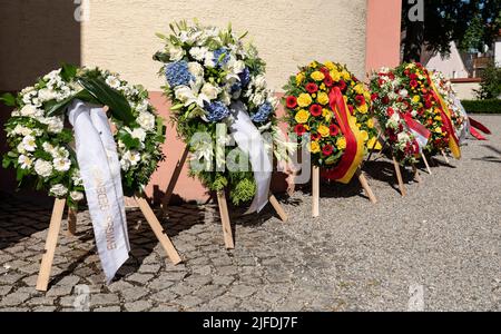 Altshausen, Deutschland. 02.. Juli 2022. Vor dem Beginn der Trauerfeier für Carl Herzog von Württemberg stehen Trauerkränze vor dem Schloss und der Pfarrkirche St. Michael. Carl Herzog von Württemberg starb am 7. Juni im Alter von 85 Jahren. Kredit: Silas Stein/dpa/Alamy Live Nachrichten Stockfoto