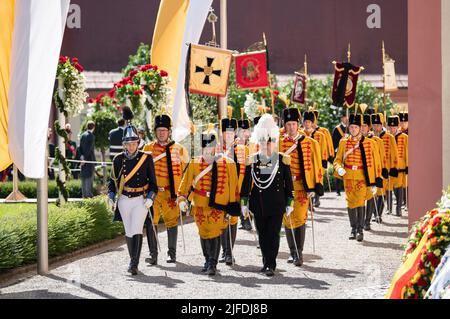 Altshausen, Deutschland. 02.. Juli 2022. Die gelben Husaren verlassen vor Beginn des Trauerdienstes für Carl Herzog von Württemberg die Burg und Pfarrkirche St. Michael. Carl Herzog von Württemberg war am 7. Juni im Alter von 85 Jahren verstorben. Kredit: Silas Stein/dpa/Alamy Live Nachrichten Stockfoto