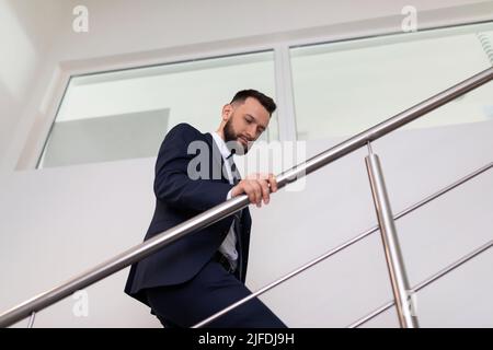 Geschäftsmann steigt die Treppe hoch, Konzept des Erfolgs Stockfoto