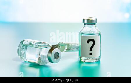 Impfstoffflasche mit hypodermischer Spritzennadel in der Nähe, Fragezeichen auf Etikett, unbekannte Nebenwirkungen des experimentellen Behandlungskonzepts Stockfoto