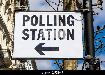 Ein Zeichen für eine Polling Station während einer Kommunalwahl im Zentrum von London, Großbritannien. Stockfoto