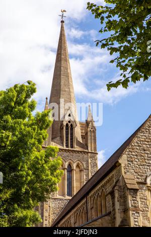 London, Großbritannien - 5. 2022. Mai: Blick auf den schönen St. Johns Notting Hill in Kensington, London, Großbritannien. Stockfoto