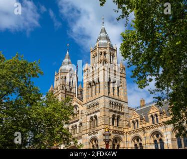 London, Großbritannien - 5. 2022. Mai: Die prachtvoller Fassade des Natural History Museum in London, Großbritannien. Stockfoto
