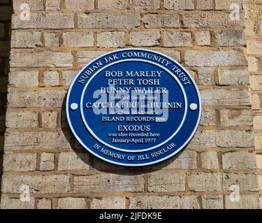 London, Großbritannien - 5. 2022. Mai: Eine Gedenktafel an der Basing Street in London, Großbritannien, die den Ort markiert, an dem Bob Marley, Peter Tosh und Bunny Wailer Musik aufgenommen haben. Stockfoto